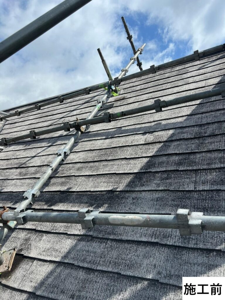 屋根施工前です。長年の汚れが蓄積されています。